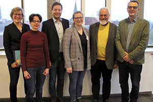 Haben sich zum Gruppenbild aufgestellt: (von links) Vera Brox, Schulleiterin der Hildegardisschule, Judith Matern, Leiterin der Gruppe Berufskollegs und weitere Schulformen in der Hauptabteilung Schule und Erziehung des Bistums Münster, Sebastian Mohr, Akademie Franz Hitze Haus und Begleitung des Kita-Aktionsprogramms, Karolin Thater, Religionslehrerin und Mitarbeiterin am Kita-Aktionsprogramm, Professor Albert Biesinger, ehemaliger Leiter des Katholischen Instituts für berufsorientierte Religionspädagogik, und Conrad Geisemann, kommissarischer stellvertretender Schulleiter und Bildungsgangleiter der Fachschule für Sozialpädagogik der Hildegardisschule.