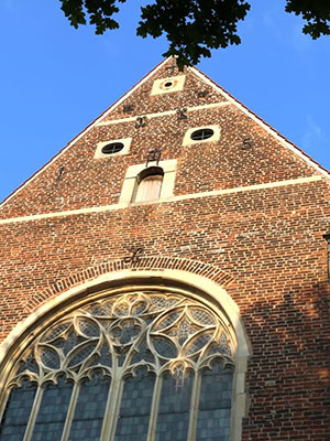 Seitenansicht der Petrikirche.
