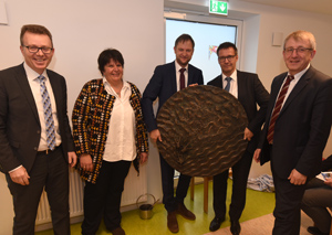 Frank Vormweg, Christoph Roer und Ulrich Schulze (von links) vom Bistum Münster überreichten eine Bron-zeskulptur für die neuen Räume an Klinikleiterin Silvia Selinger-Hugen und Geschäftsführer Ulrich Kupczik.