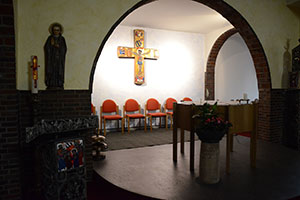 Blick in den Altarraum des Jugendklosters.
