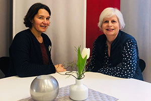Irmgard Neuß (rechts) und Rendel Werthmöller sitzen an einem Tisch und lächeln in die Kamera. Irmgard Neuß (rechts) und Rendel Werthmöller sitzen an einem Tisch und lächeln in die Kamera.