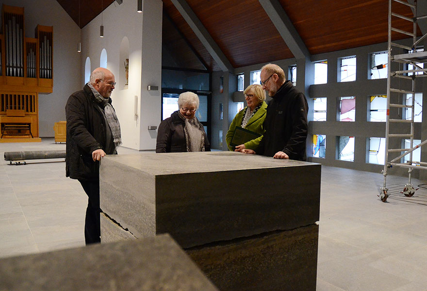 Gisbert Stimberg vom Kirchenvorstand, Anneliese Hans, ehemalige Küsterin, Elisabeth Beckmann, neue Küsterin, und Pfarrer Heinrich Plaßmann (von links) begutachten den neuen Altar.