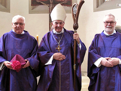 Münsters Bischof Dr. Felix Genn feierte am 1. März einen Gottesdienst anlässlich der goldenen Priesterjubiläen von Dompropst em. Josef Alfers (links) und Domkapitular em. Norbert Kleyboldt (rechts). Münsters Bischof Dr. Felix Genn feierte am 1. März einen Gottesdienst anlässlich der goldenen Priesterjubiläen von Dompropst em. Josef Alfers (links) und Domkapitular em. Norbert Kleyboldt (rechts).