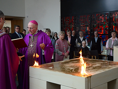 Münsters Bischof Dr. Felix Genn weihte den Altar in der neuen Kapelle der Vorsehungsschwestern.