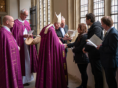 Vor der Vesper wurden die Taufbewerberinnen und -bewerber im Kreuzgang des Dom Bischof Felix Genn vorgestellt.
