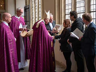 Vor der Vesper wurden die Taufbewerberinnen und -bewerber im Kreuzgang des Dom Bischof Felix Genn vorgestellt. Vor der Vesper wurden die Taufbewerberinnen und -bewerber im Kreuzgang des Dom Bischof Felix Genn vorgestellt.