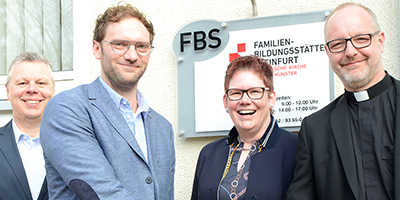 Kreisdechant Dr. Jochen Reidegeld (rechts) hieß den neuen Leiter der FBS in Steinfurt, Jan-Philip Zimmermann, willkommen. Mit dabei waren auch Ulrike Paege und der bisherige Leiter, Klaus Westendorf (links).