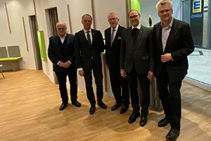 Zu einem Gespräch trafen sich Kreisdechant Jürgen Quante, Generalvikar Dr. Klaus Winterkamp, Investor Hubert Schulte-Kemper, Weihbischof Rolf Lohmann und der Geschäftsführer des Kreisdekanats Marc Gutzeit (von links) stehen nebeneinander im Kirchenpavillon.