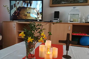 Blick auf einen Fernseher mit dem Bild der Hauskapelle in Tilbeck.