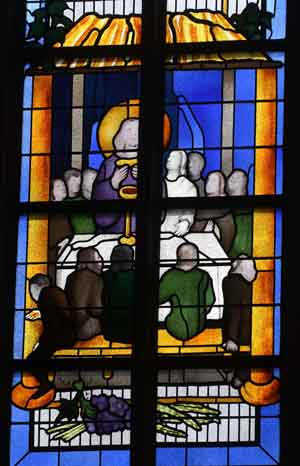 Ein Kirchenfenster, dass das Abendmahl Jesu mit seinen Jüngern zeigt.