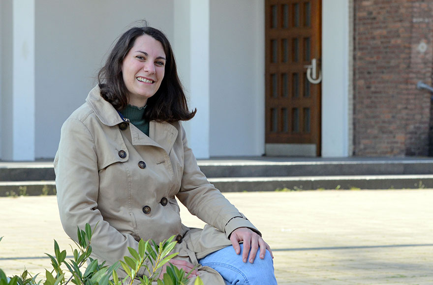 Larisa Popovic vor der St.-Theresia-Kirche Larisa Popovic vor der St.-Theresia-Kirche