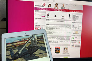 Internetseite bibload und davor ein I-Pad. Internetseite bibload und davor ein I-Pad.