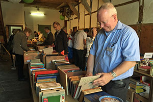 Pater Daniel sortiert Bücher. Pater Daniel sortiert Bücher.