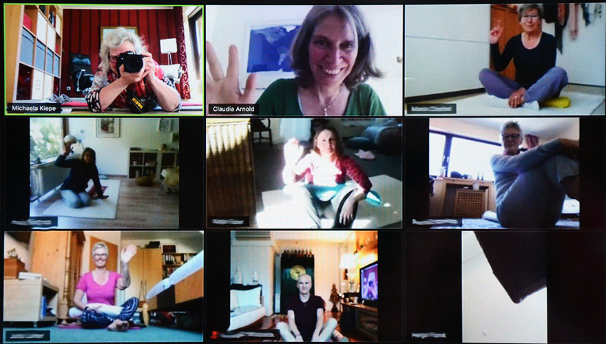 Foto vom Videochat, auf dem die einzelnen Teilnehmer zu sehen sind.