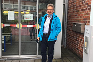 Pastoralreferent Reinhold Leydecker steht am Eingang des Altenheims. Pastoralreferent Reinhold Leydecker steht am Eingang des Altenheims.