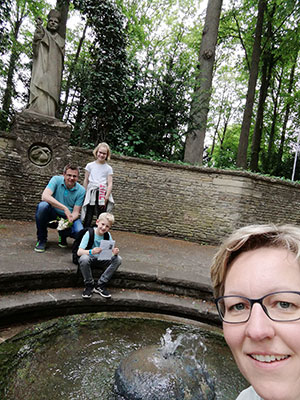 Selfie der Familie Middendorf am Ludgerusbrunnen in Billerbeck.