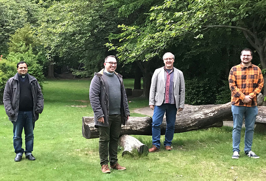 Pater Periya Madalaimuthu, Christoph Potowski, Werner Koschinski und Dennis Humberg haben sich mit gebührendem Abstand zum Gruppenbild aufgestellt.