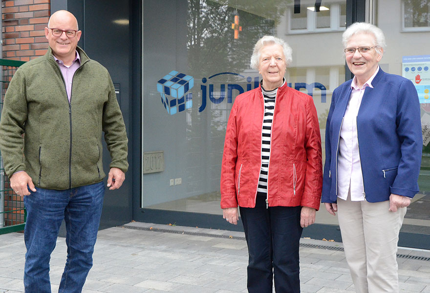 Junikum-Geschäftsführer Thomas Kurth hat sich mit Schwester Gerlinde Bußmann und Schwester Lucie Zimmerhaus (von links) zum foto vor dem Junikum aufgestellt.