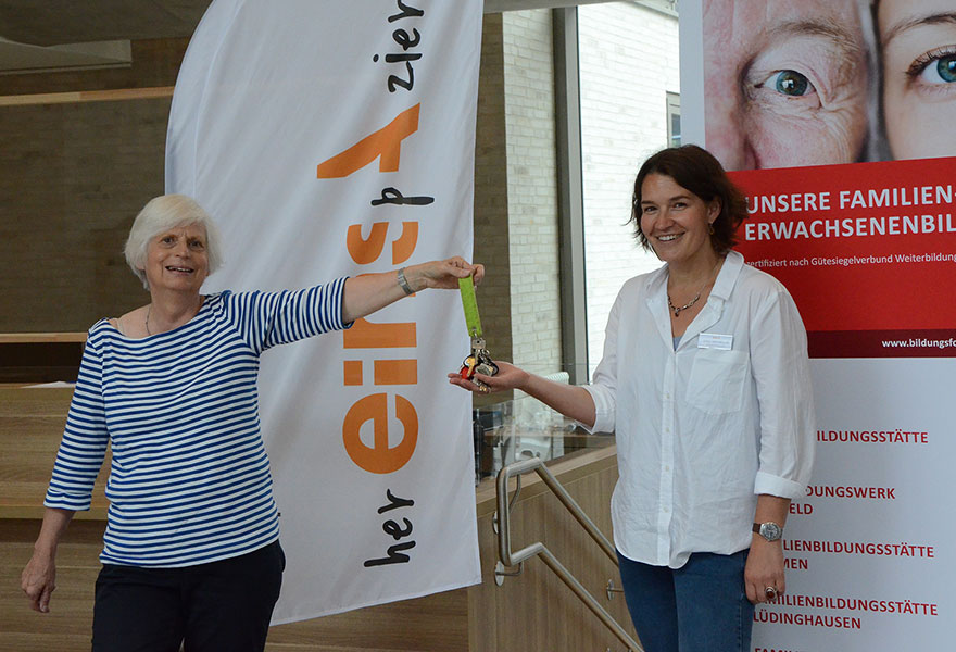 Irmgard Neuß (links) übergibt ihrer Nachfolgerin Rendel Werthmöller symbolisch die Schlüssel für die neue Familienbildungsstätte Dülmen im „einsA“ – in Zeiten von Corona natürlich mit entsprechendem Abstand.