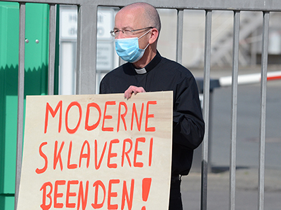 Pfarrer Peter Kossen vor dem Wekrstor von westfleisch in Coesfeld