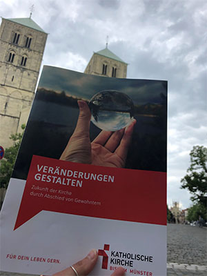 Broschüre mit dem Titel „Veränderungen gestalten. Zukunft der Kirche durch Abschied von Gewohntem“ 