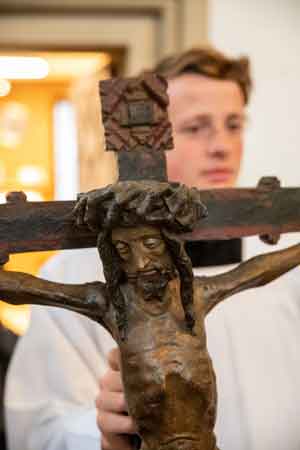 Auf dem Weg vom der Lamberti-Kirche zum Dom trugen Messdiener die Nachbildung eines historischen Pestkreuzes.