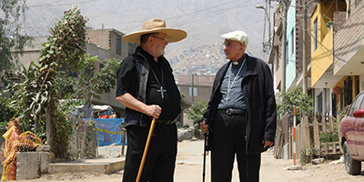 Bichof Norbert Strotmann (links) und Bischof Felix Genn in Peru.