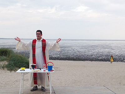 Burgkaplan Ralf Meyer am Strand von Schillig