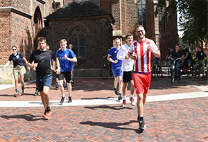 Die Teilnehmerinnen und Teilnehmer starten joggend, mit per Inlinern und Fahrrädern zum Sponsorenlauf.