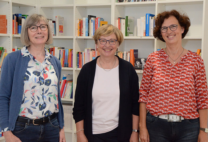 Dr. Elisabeth Chmielus, Susanne Pfitzenreuter und Beate Henke (von links) stehen nebeneinander und lächeln in die Kamera.