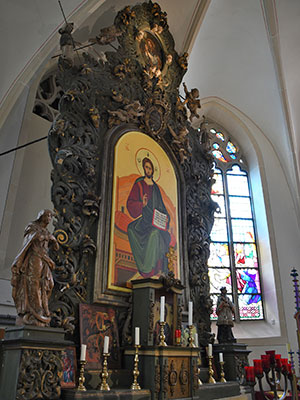 Der Hochaltar in der Kirche zeigt in der Mitte ein großes Bild des Auferstandenen, links und rechts sind die Figuren zu sehen sowie in der Spitze das restaurierte Bild.