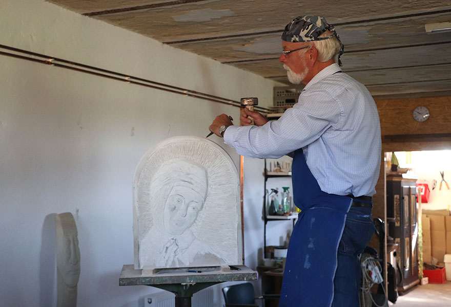 Der Bildhauer Bernward Maria Erlenkötter arbeitet in seinem neuen Atelier an einem Relief, das die selige Anna Katharina Emmerick zeigt.