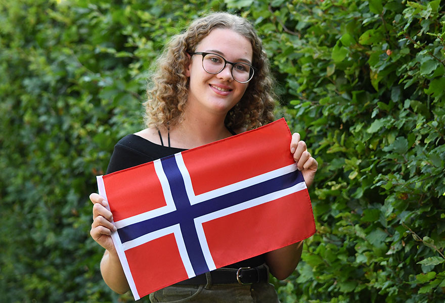 Elske Fredeweß hält eine kleine norwegische Fahne in den Händen.