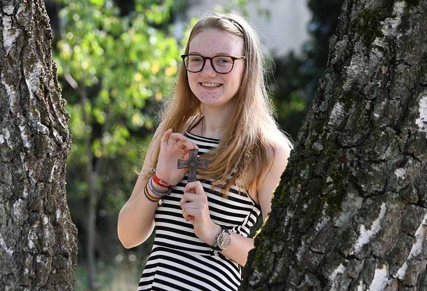 Inga Stephan hält das Kreuz in der Hand, das sie zur Erstkommunion geschenkt bekam.