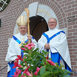 Der Bischof und der Wallfahrtsrektor stehen nebeneinander und lächeln in die Kamera. Der Bischof und der Wallfahrtsrektor stehen nebeneinander und lächeln in die Kamera.