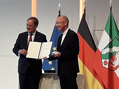 Pfarrer Peter Kossen wurde am 23. August von Ministerpräsident Armin Laschet mit dem NRW-Landesverdienstorden ausgezeichnet. Pfarrer Peter Kossen wurde am 23. August von Ministerpräsident Armin Laschet mit dem NRW-Landesverdienstorden ausgezeichnet.