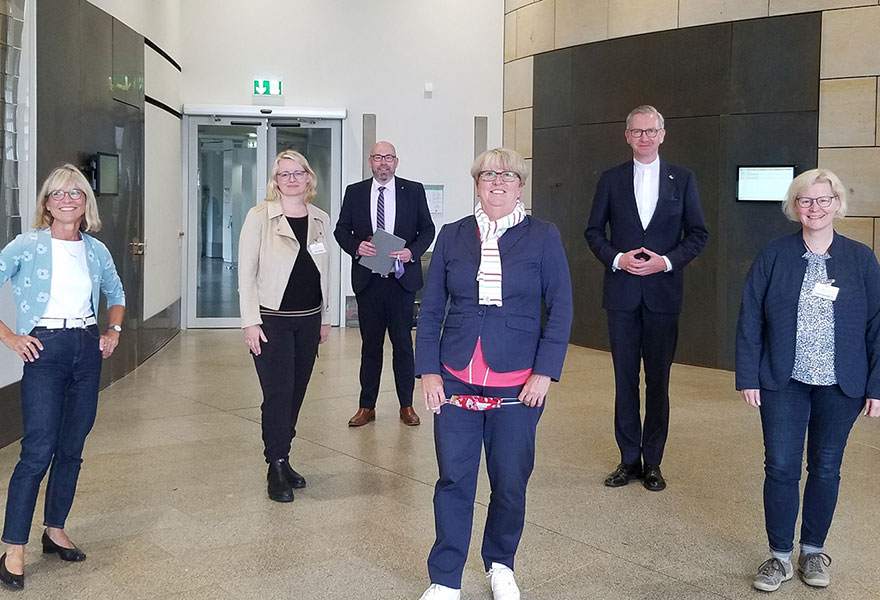 Prof. Dr. Marianne Genenger-Stricker, Ilka Bambrink, Frank Müller, Britta Altenkamp, Dr. Antonius Hamers, Manuela Röttgen (von links) haben sich zum Gruppenbild mit Abstand aufgestellt. Prof. Dr. Marianne Genenger-Stricker, Ilka Bambrink, Frank Müller, Britta Altenkamp, Dr. Antonius Hamers, Manuela Röttgen (von links) haben sich zum Gruppenbild mit Abstand aufgestellt.