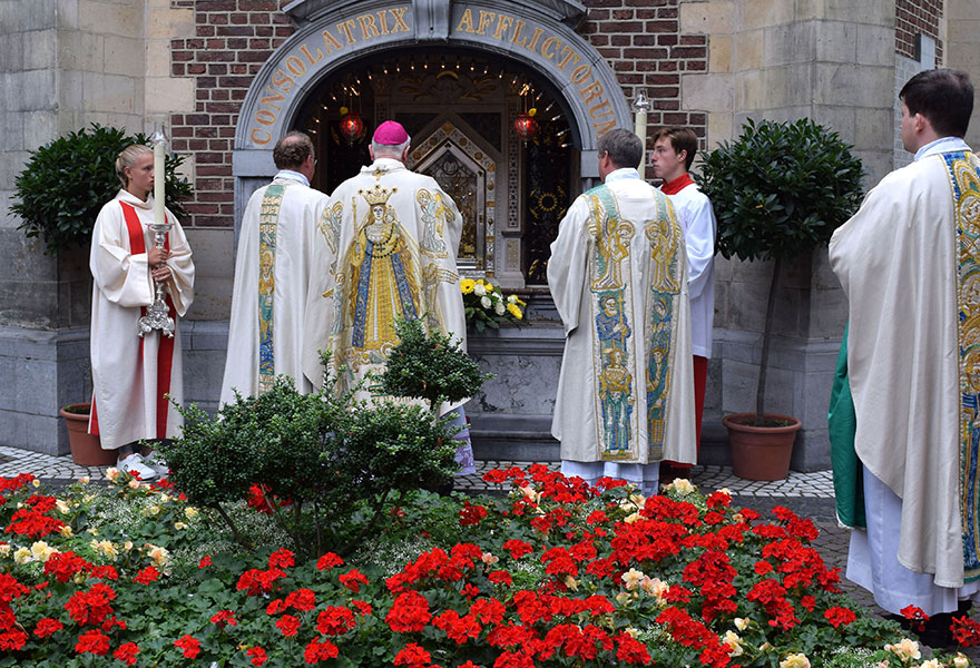 Bischof Heinrich Timmerevers (3. von links) besucht mit den Priestern aus Kevelaer nach dem Gottesdienst die Gnadenkapelle mit dem Gnadenbild der Mutter Gottes. 