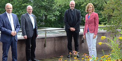 Zu einem Gedankenaustausch trafen sich Silke Wesselmann (rechts), Leiterin des Amtes für Klimaschutz und Nachhaltigkeit des Kreises, der katholische Kreisdechant Dr. Jochen Reidegeld (zweiter von rechts), Kreisdirektor Dr. Martin Sommer (links) und Matthias Kaiser vom Kreisdekanat Steinfurt.