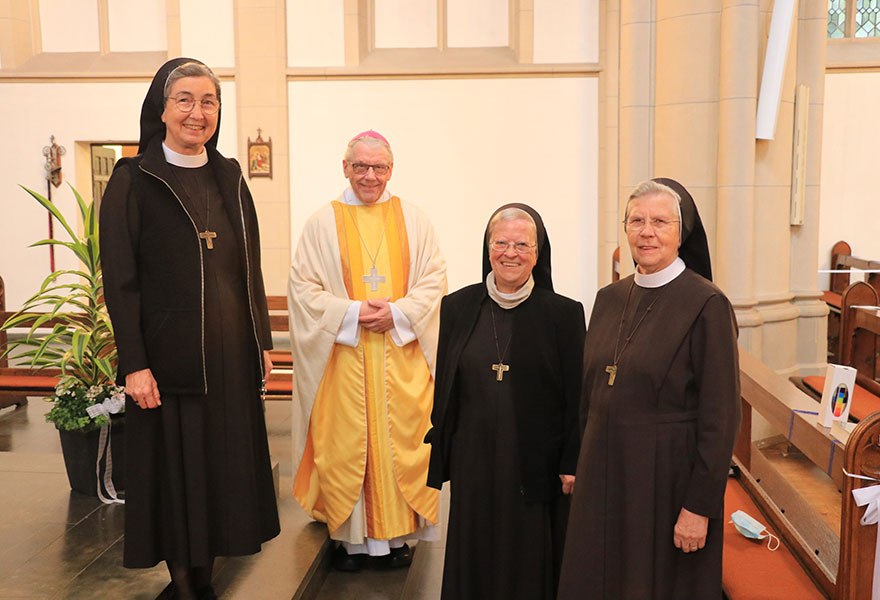 Provinzoberin Schwester Angela, Weihbischof Dieter Geerlings, Schwester Stefanie und Schwester Hildegarde (von links) stehen nebeneinander in der Kirche.