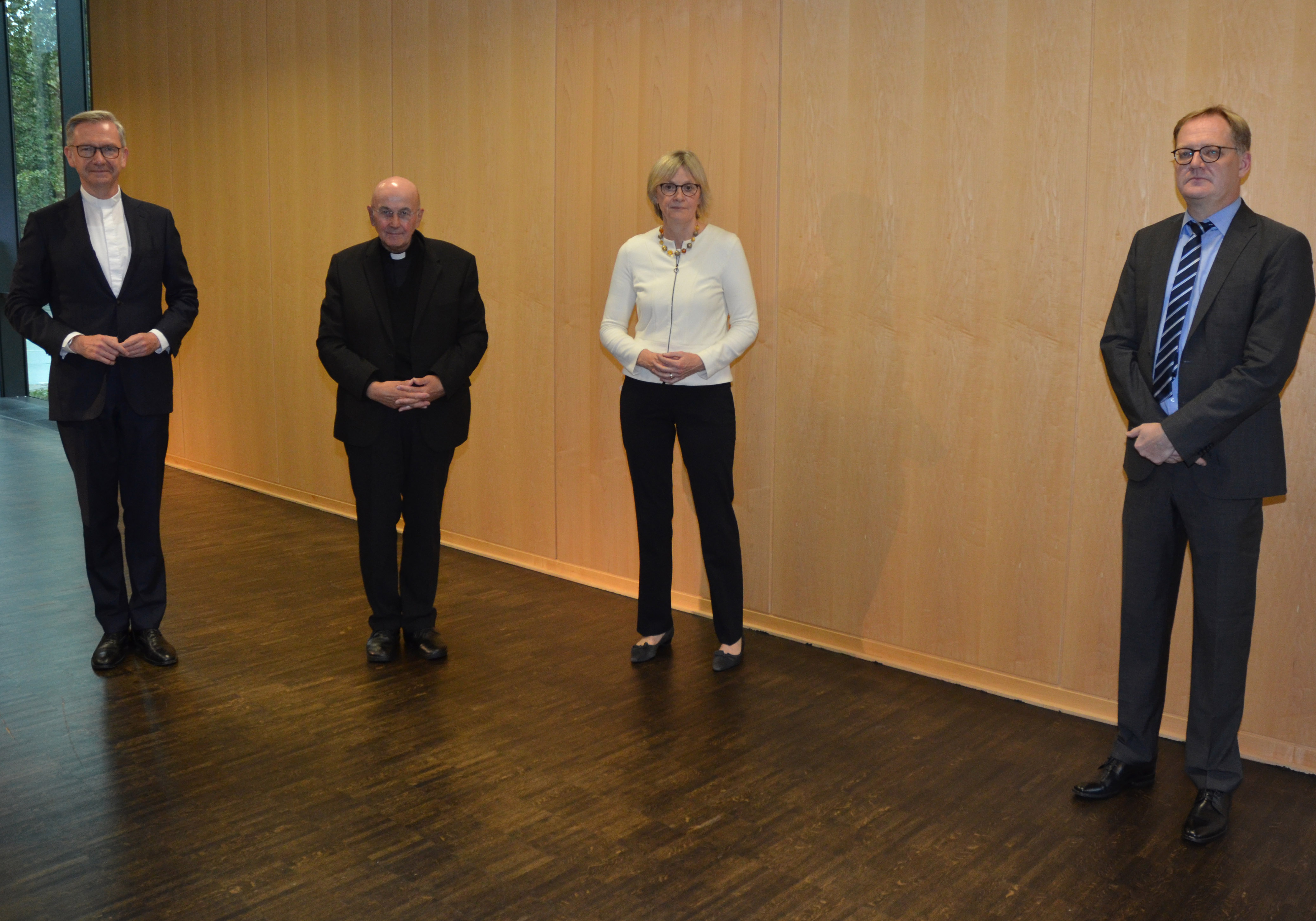 Nebeneinander stehen (von links) Antonius Hamers, Felix Genn, die stellvertretende Akademiedirektorin Maria Kröger und Stephan Rixen. Nebeneinander stehen (von links) Antonius Hamers, Felix Genn, die stellvertretende Akademiedirektorin Maria Kröger und Stephan Rixen.