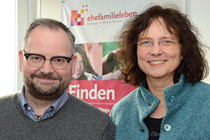 Lars Hofmann und Annette Kossorz stehen nebeneinander und lächeln in die Kamera. Lars Hofmann und Annette Kossorz stehen nebeneinander und lächeln in die Kamera.