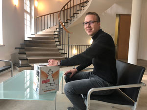 Fabian Teltrop stellt in der Bistumsverwaltung Sammelkisten auf Fabian Teltrop stellt in der Bistumsverwaltung Sammelkisten auf