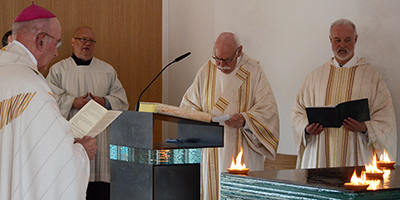 Bischof Genn weiht neue Kirche St. Josef in Greven