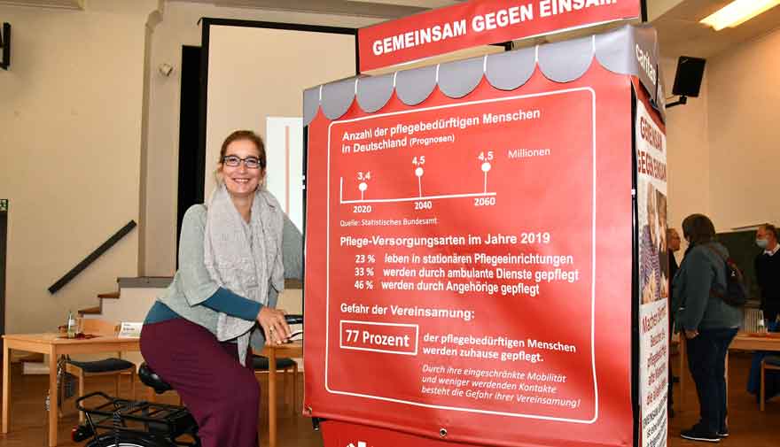 Auf einem roten Info-Fahrrad sitzt Yvonne Willicks. Auf einem roten Info-Fahrrad sitzt Yvonne Willicks.