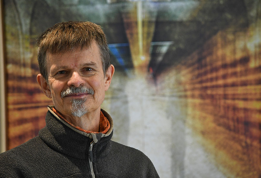 Porträt von Rolf Ebert vor einer seiner Fotografien. Porträt von Rolf Ebert vor einer seiner Fotografien.