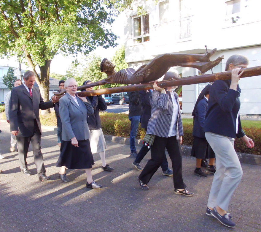 Schwestern tragen das Coesfelder Kreuz in den Klostergarten