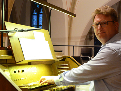 Markus Wixmerten an der Orgel