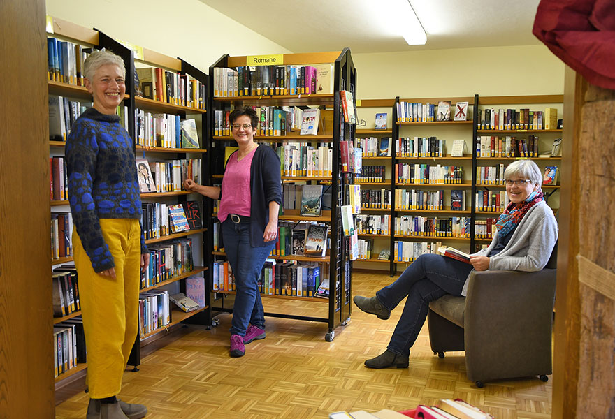 Vor Bücherregalen haben sich Mechtild Himken, Silvia Doliff und Barbara Garvert aufgestellt.