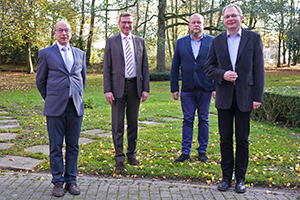 In blauen oder grauen Anzügen und hellen Oberhemden stehen die Mitglieder des Brüderrats nebeneinander, von links: Bruder Konrad Schneermann, Bruder Christoph von Netzer, Bruder Thomas Wierling und Bruder Karsten-Johannes Kruse. Im Hintergrund ist ein kleines Waldstück. In blauen oder grauen Anzügen und hellen Oberhemden stehen die Mitglieder des Brüderrats nebeneinander, von links: Bruder Konrad Schneermann, Bruder Christoph von Netzer, Bruder Thomas Wierling und Bruder Karsten-Johannes Kruse. Im Hintergrund ist ein kleines Waldstück.